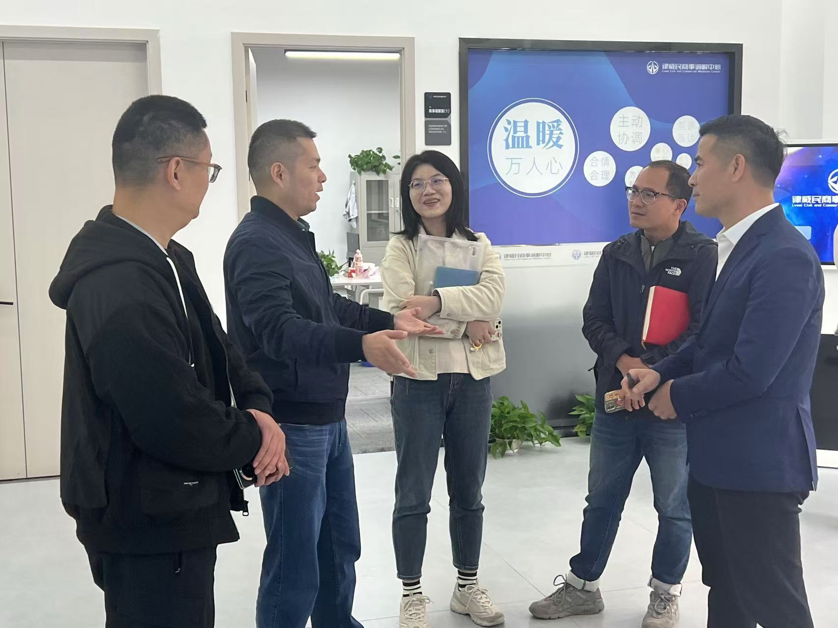 拱墅区祥符街道党工委副书记姚亦文一行莅临J9国际站备用律威民商事调解中心调研指导