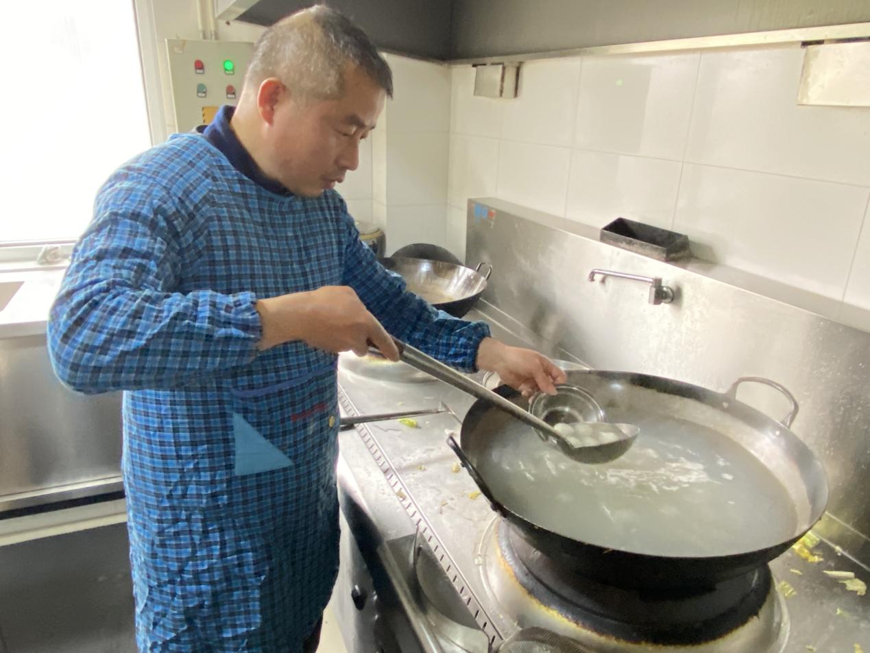 小小汤圆庆元宵，浓浓真情暖人心